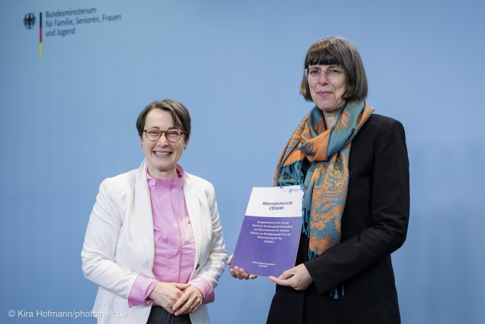 Dr. Beate von Miquel den übergibt den CEDAW Alternativbericht 2023 an Staatssekretärin Margit Gottstein.